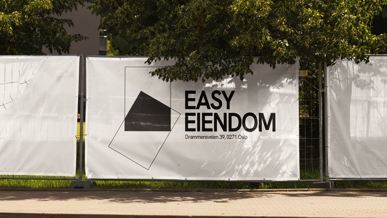 Byggegjerde med Easy Eiendom-banner og adressen Drammensveien 39, Oslo
