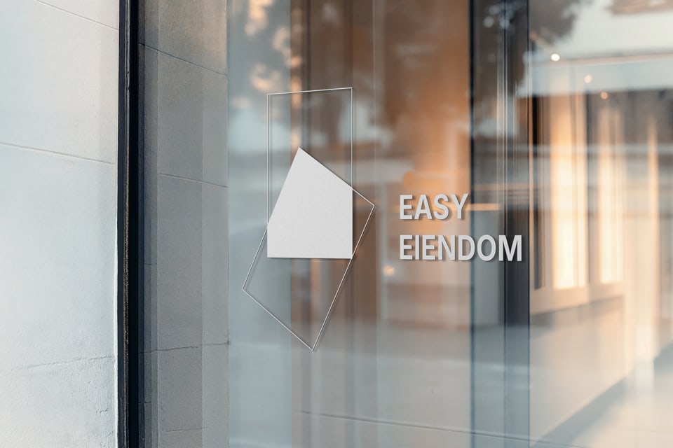 Easy Eiendom-logoen på en glassvegg